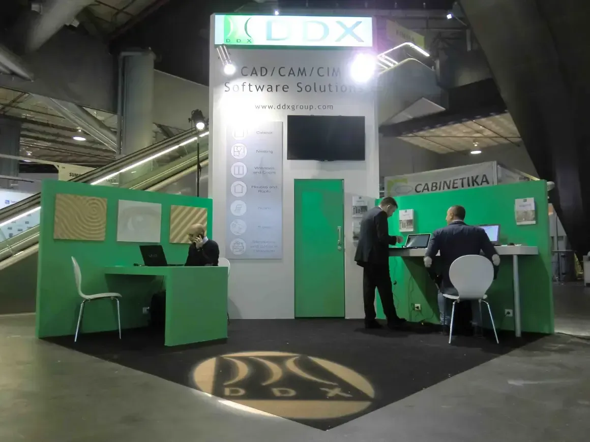 Un hombre sentado en un escritorio frente a un cartel que dice ds box