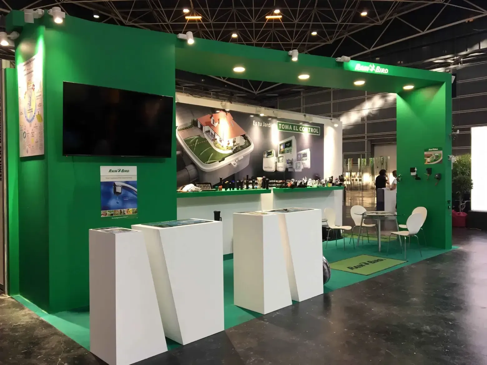 Un stand rojo y blanco con la palabra lamiplas en él