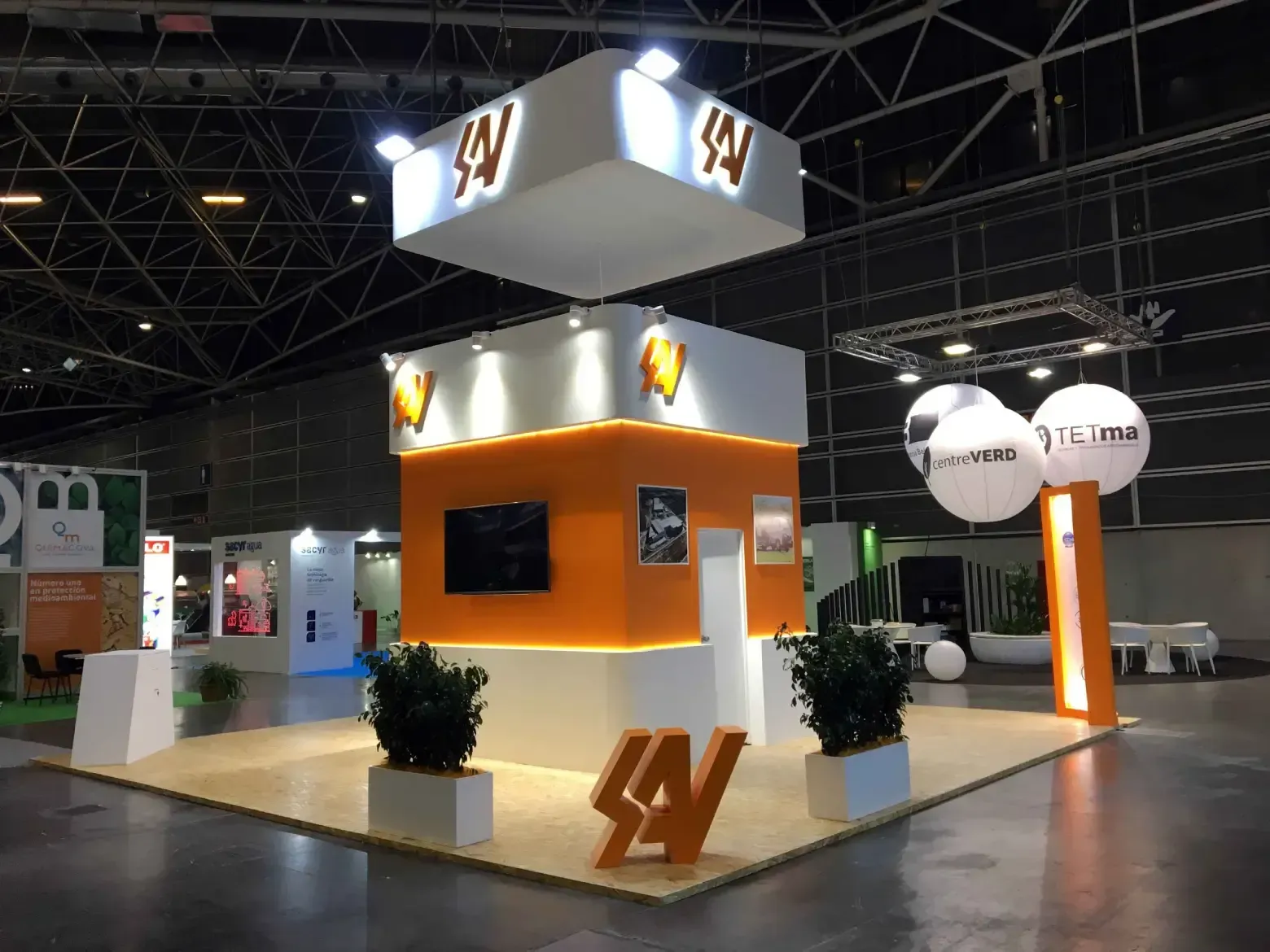 Un stand naranja y blanco con la letra s en él