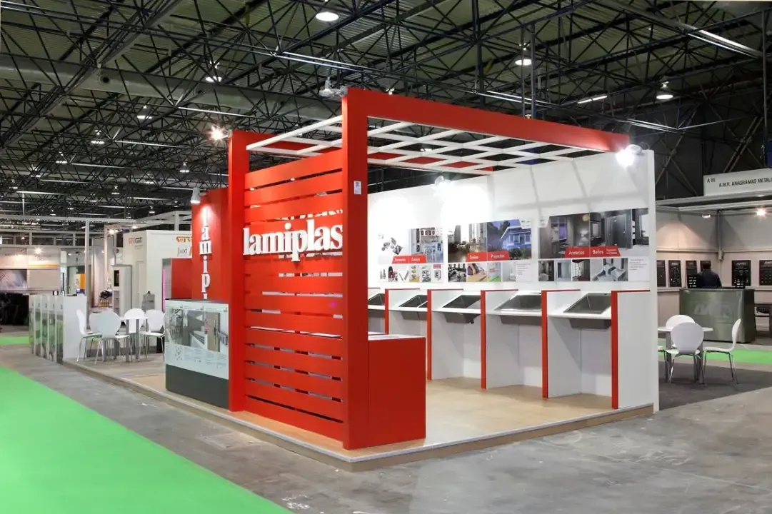 Un stand rojo y blanco con la palabra lamiplas en él