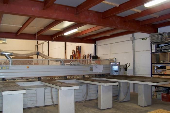 Una máquina está sentada sobre una mesa en una habitación.