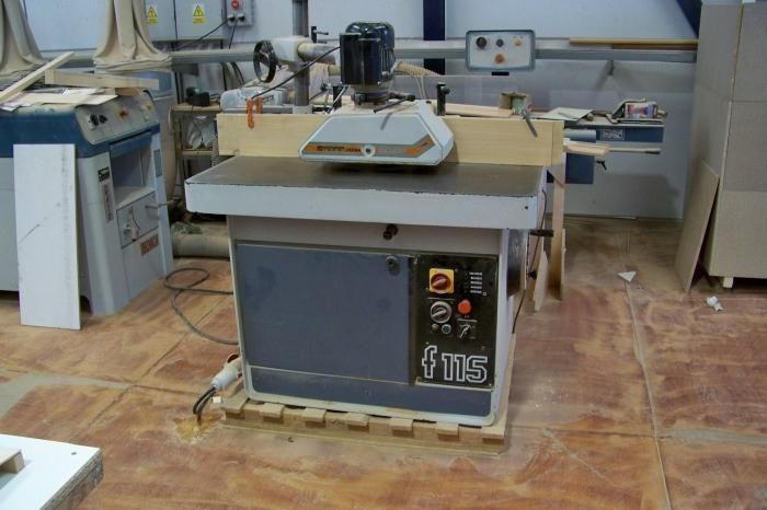 Una máquina con la palabra fms en ella