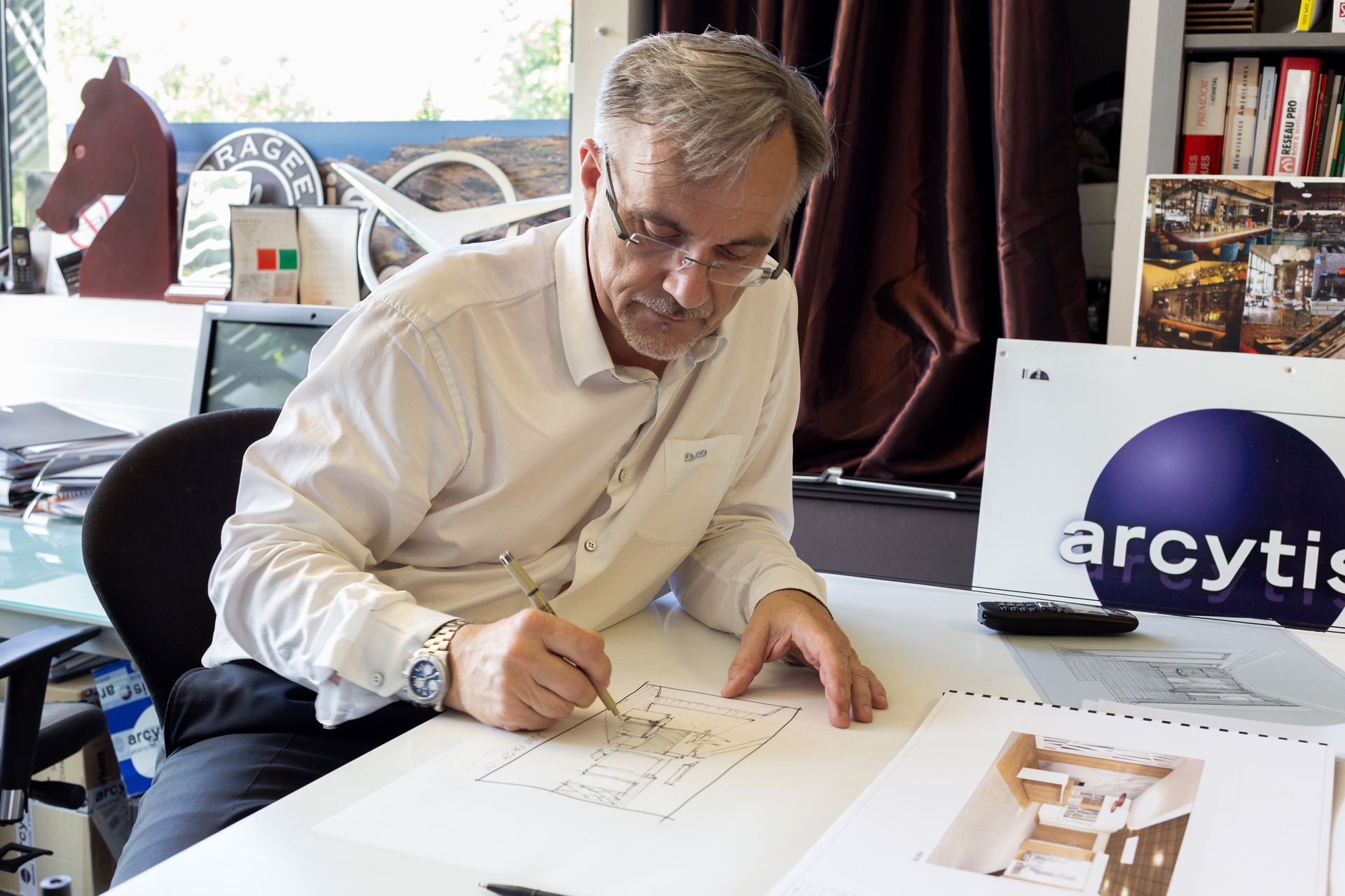 Ollivier Bidon-Maraboeuf entrain de dessiner un plan