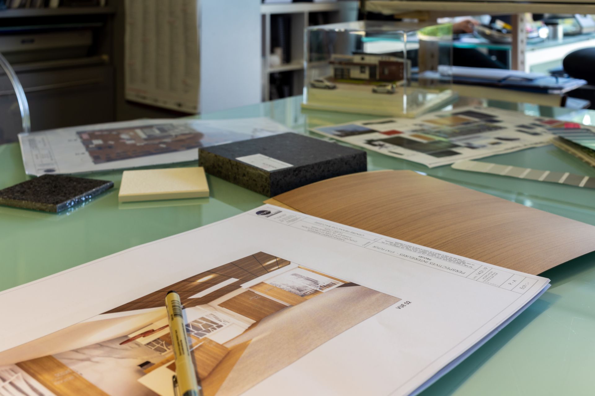 Bureau d'un architecte avec un dessin  d'un agencement intérieur