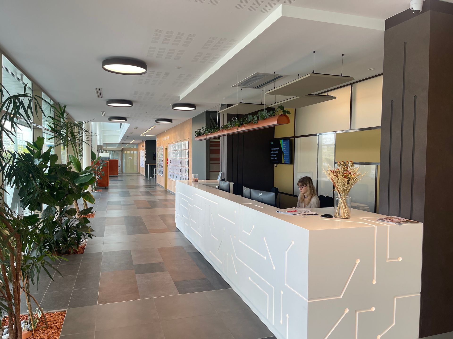 Hall d'accueil avec une secrétaire 