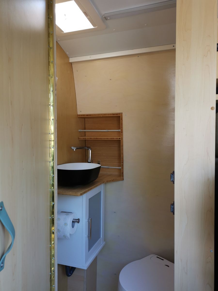 ein Badezimmer mit einem Waschbecken und einer Toilette