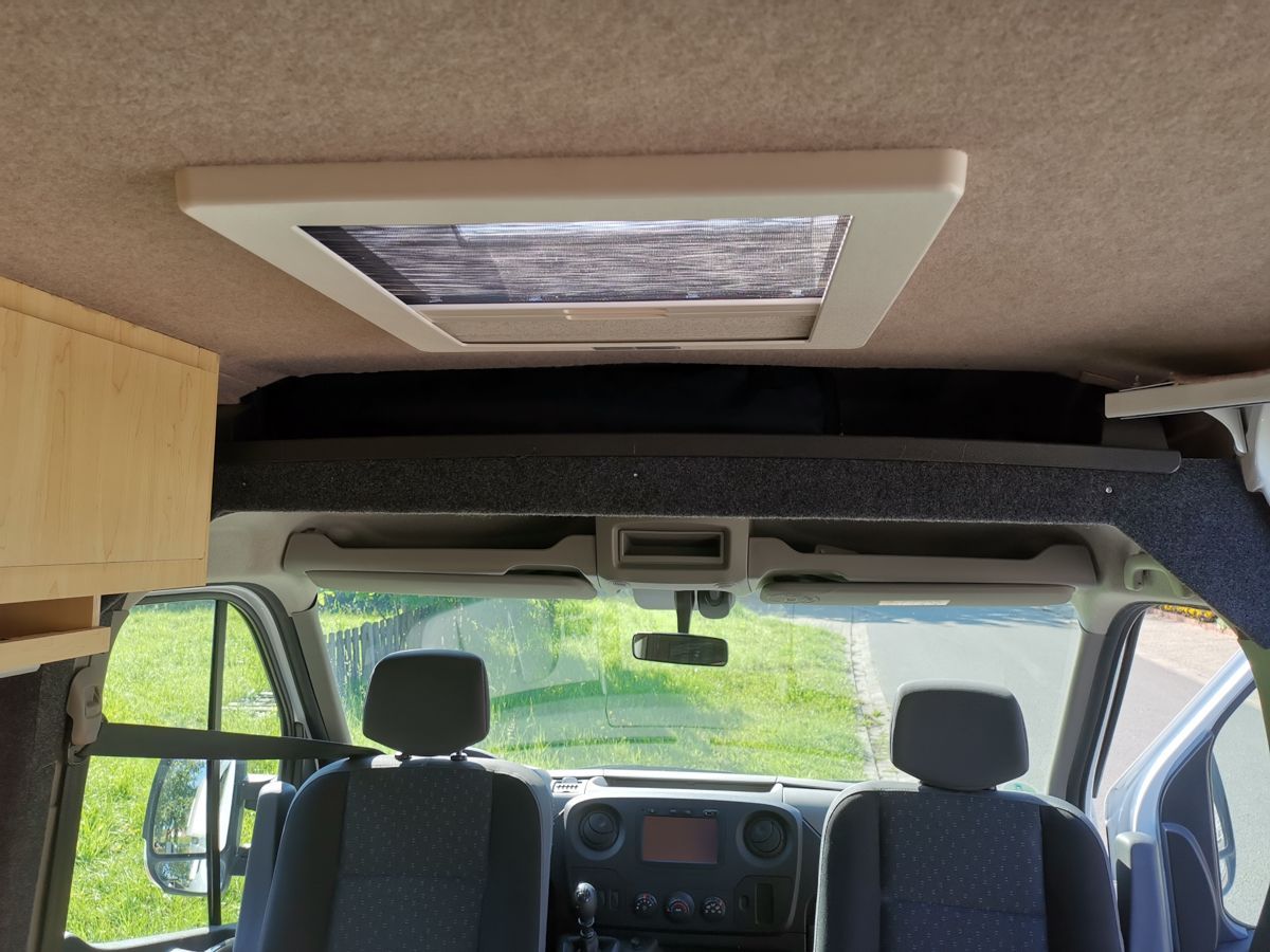 ein Auto mit einem Dachfenster