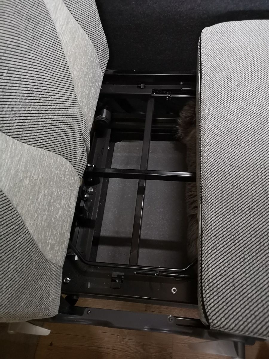 eine Nahaufnahme eines Stuhls mit einem Metallrahmen darunter