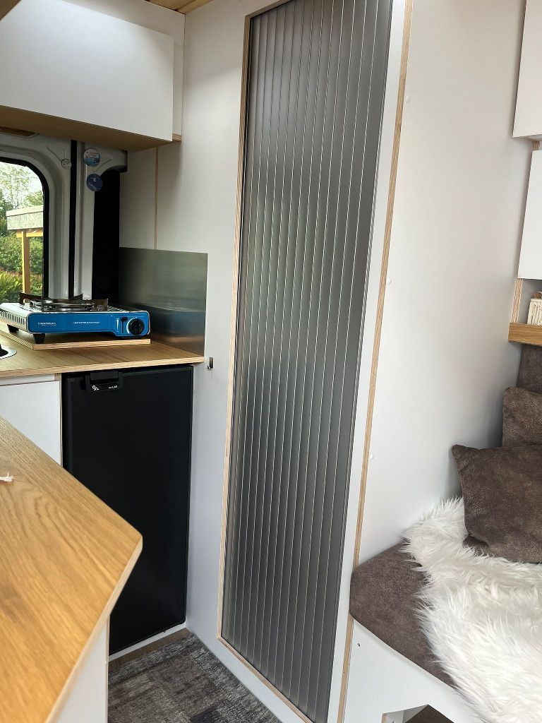 eine blaue campingaz-Geräte steht auf einem Tisch in einer Küche