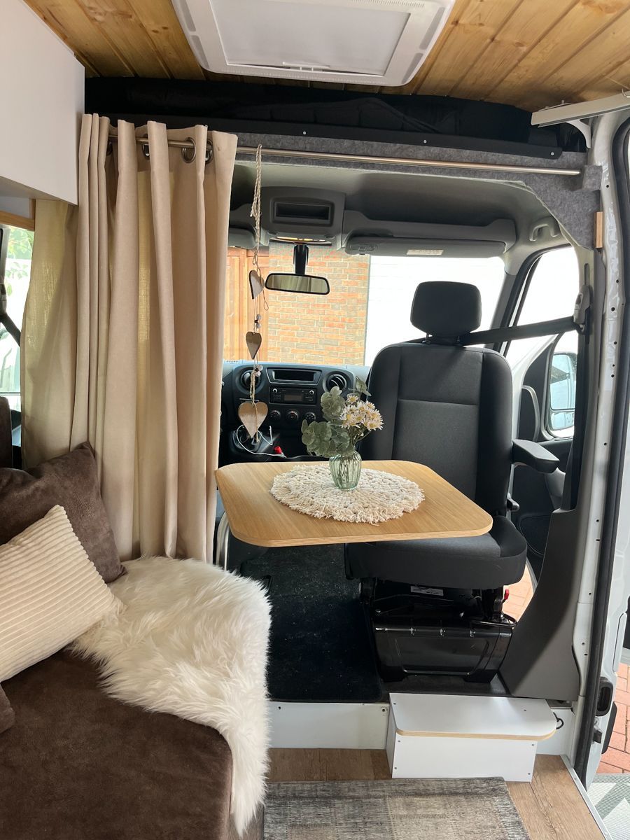 ein Auto mit einem Tisch und einer Vase mit Blumen darauf