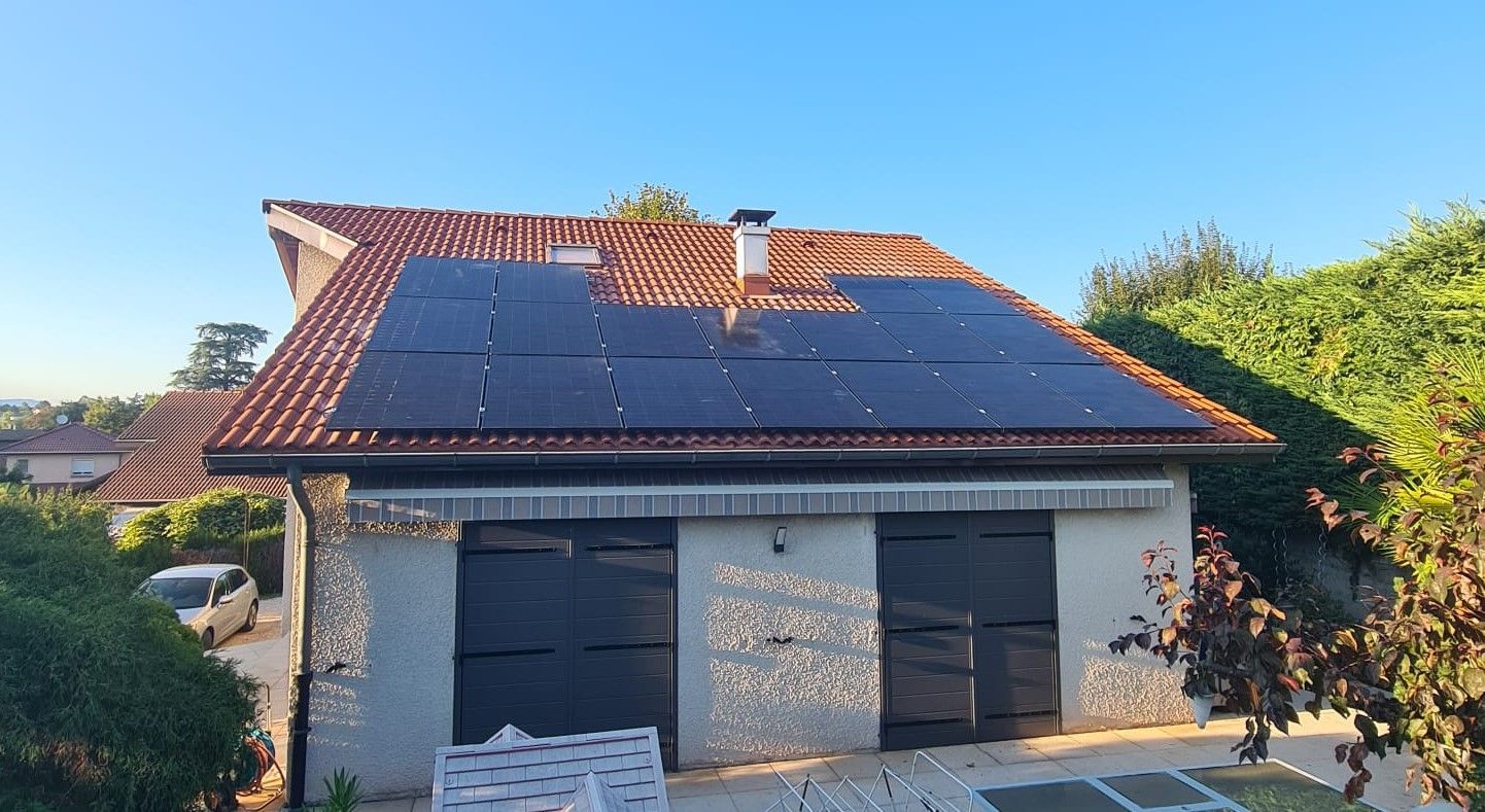 2 panneaux solaires sur une toiture de maison