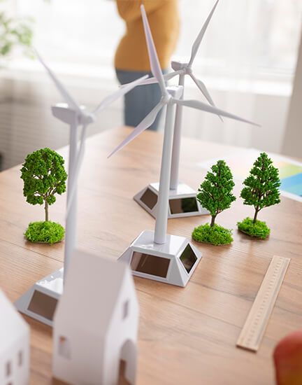 maquette d'éoliennes sur une table avec des arbres