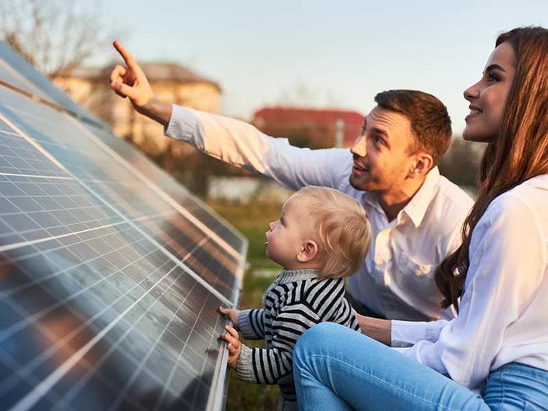 Un père montrant à son fils l'avenir du panneau solaire