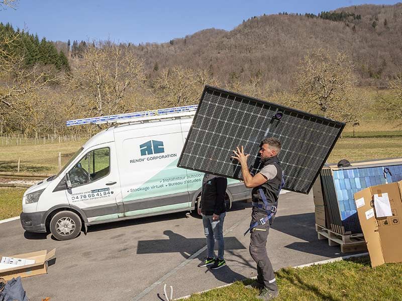 La puissance de l'entreprise Rénov'Corporation portant un panneau solaire