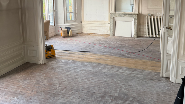 Plancher en train d'être poncé.