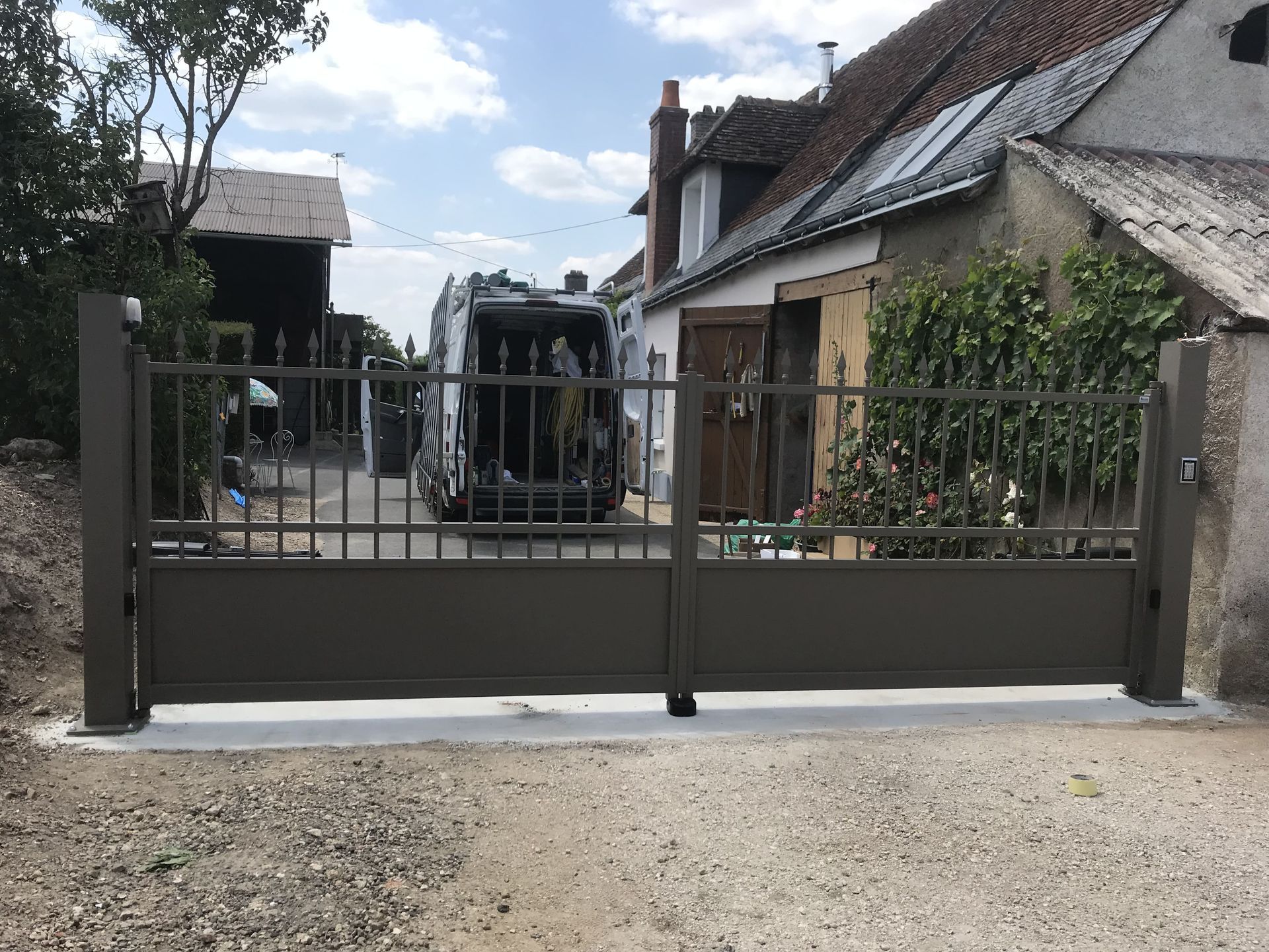 Camion ouvert derrière un portail