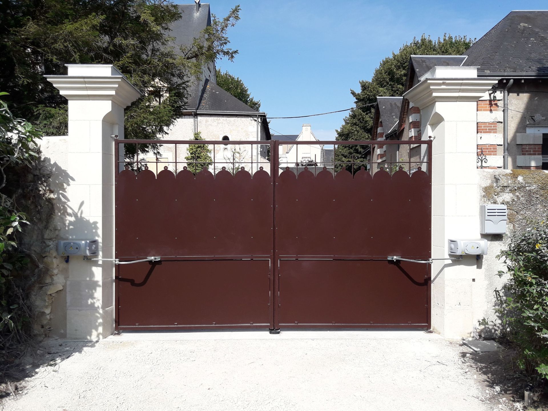 Portail en fer marron vu de l'intérieur