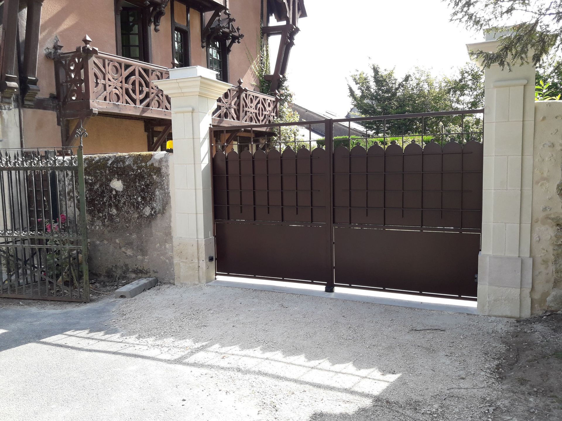 Grand portail marron en fer