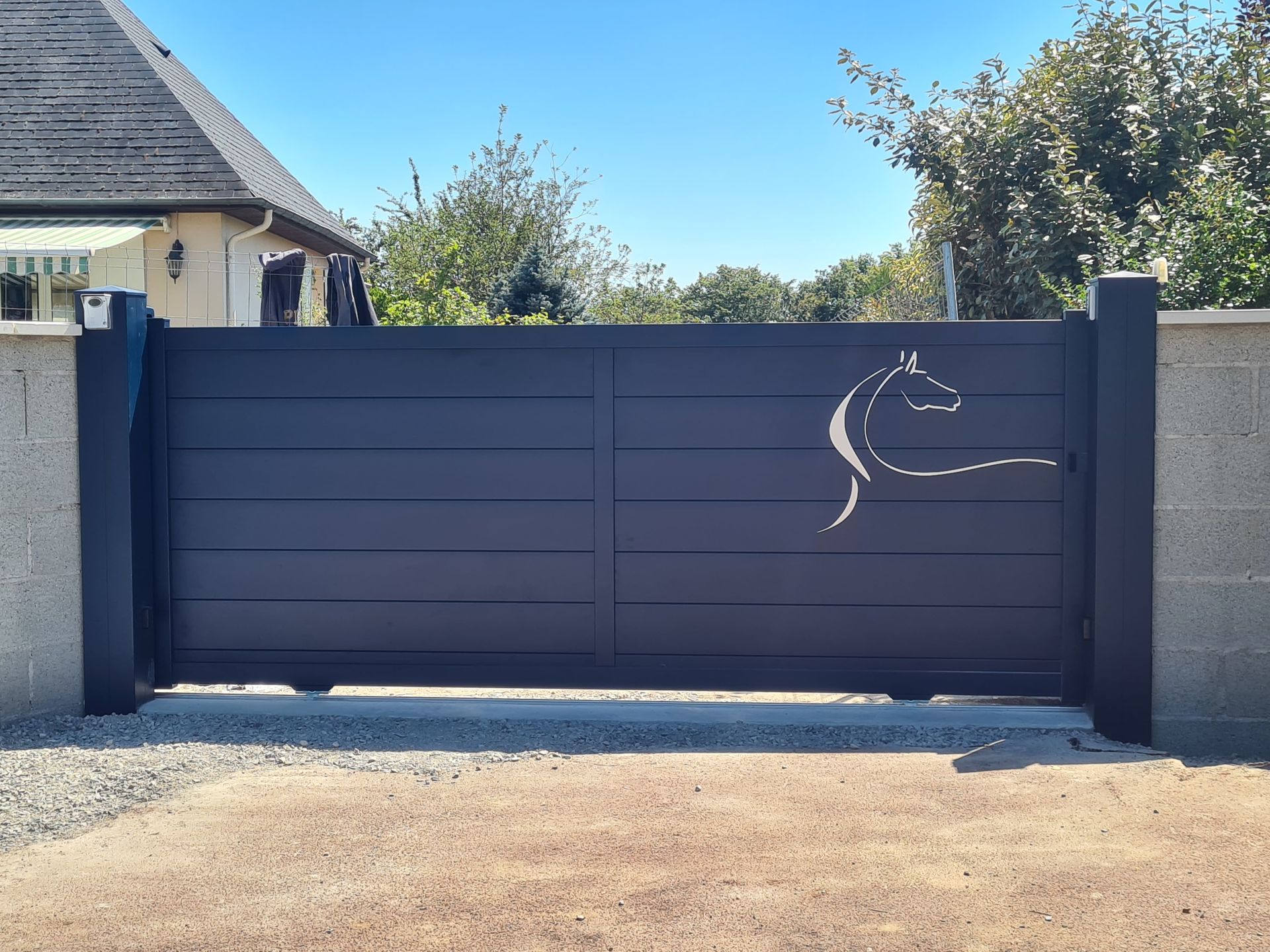 Portail bleu marine avec motif d'une tête de cheval