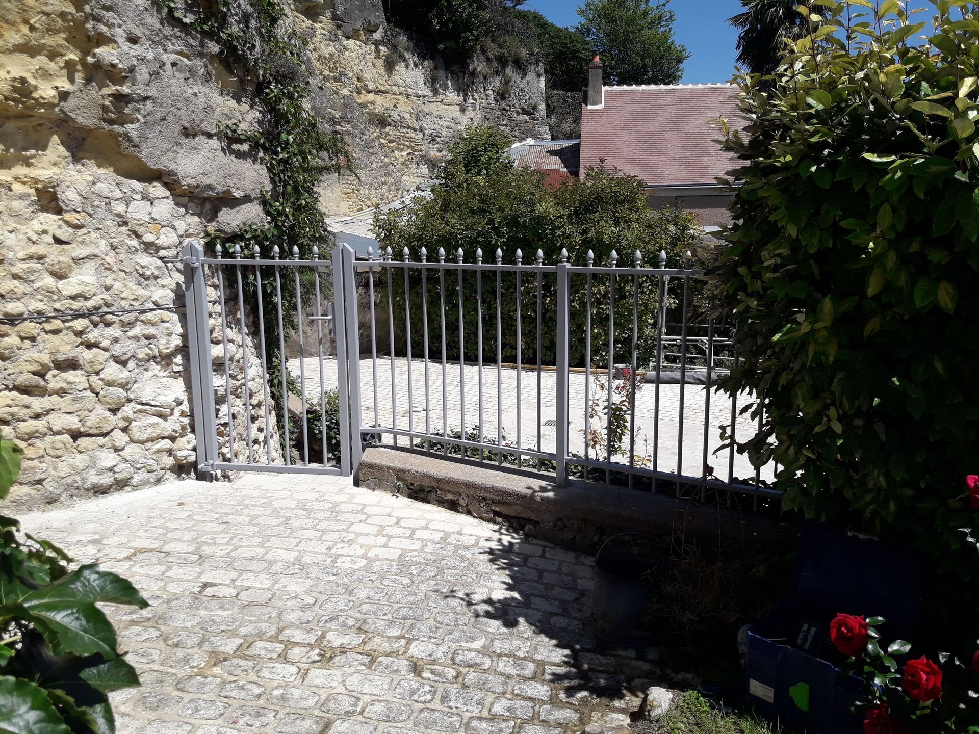 Portillon et clôture gris clair