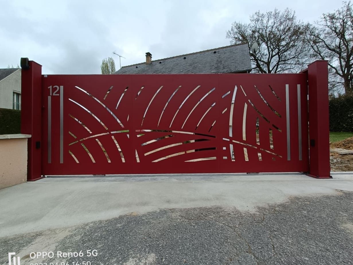 Portail rouge avec chiffre 12 et lignes gravées dedans