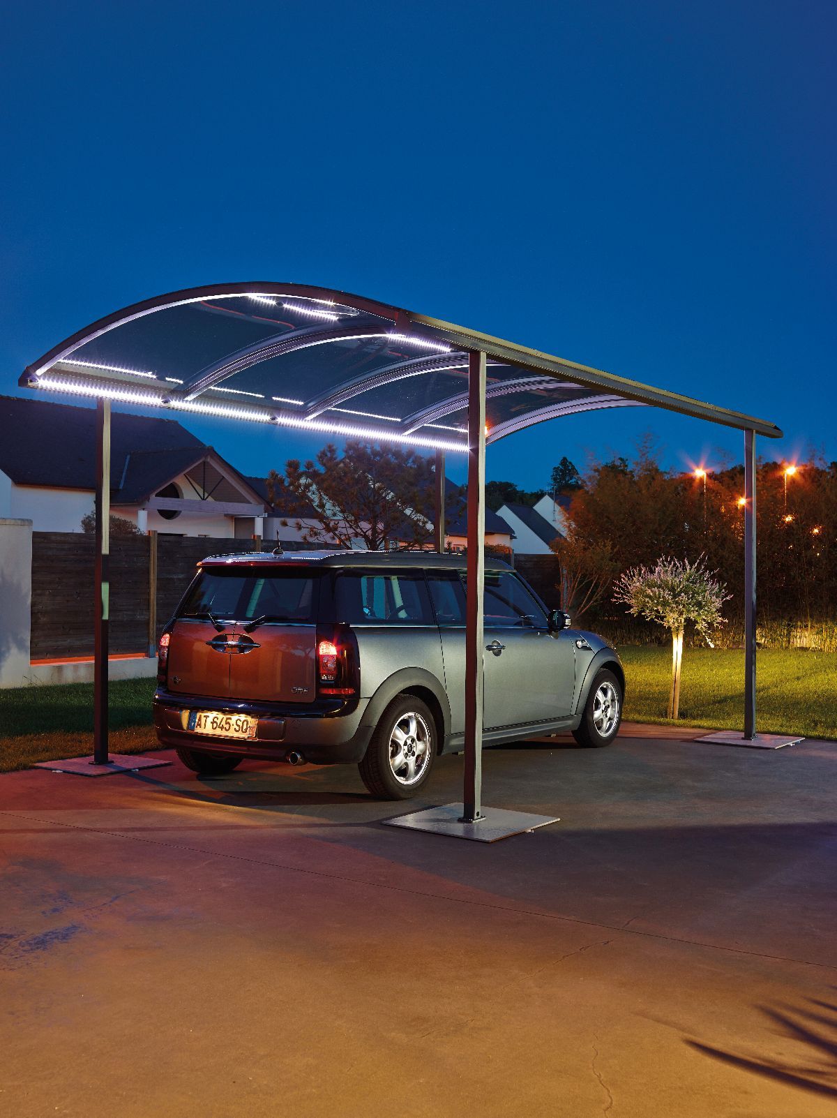 carport avec une mini garée dessous