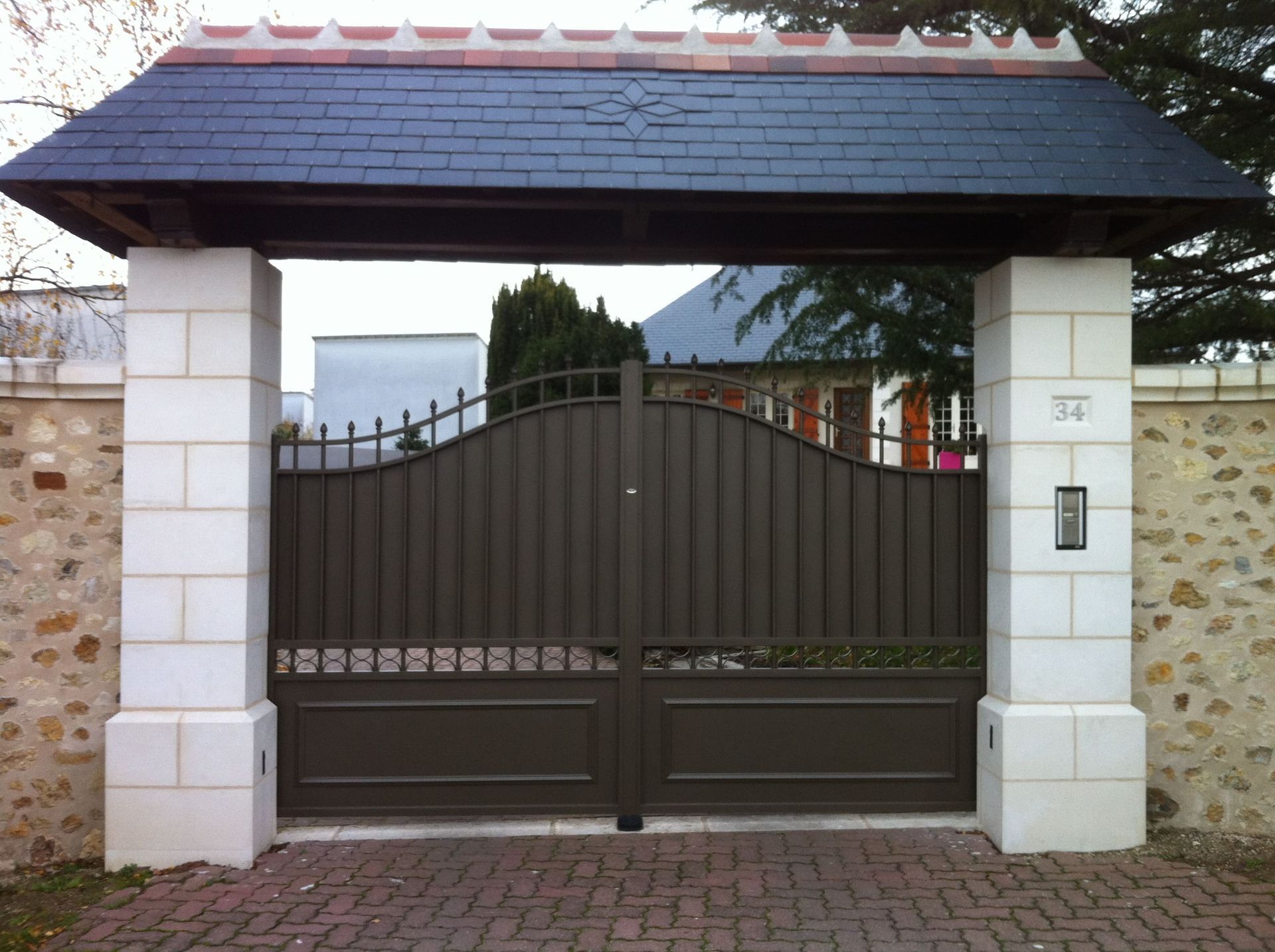 Portail marron avec un abri au dessus