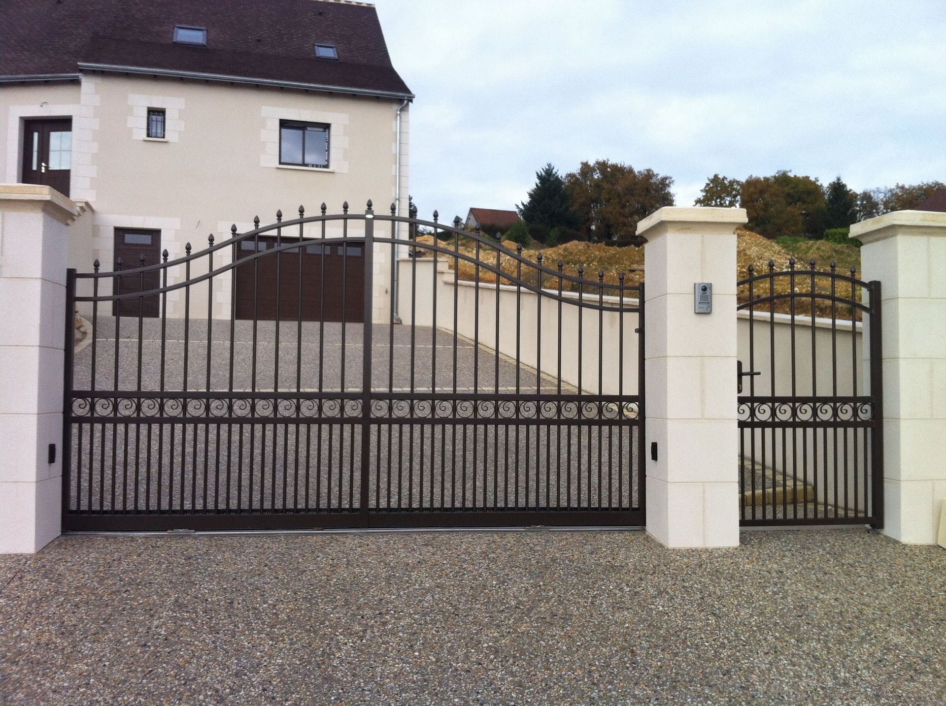 Portail en fer marron foncé