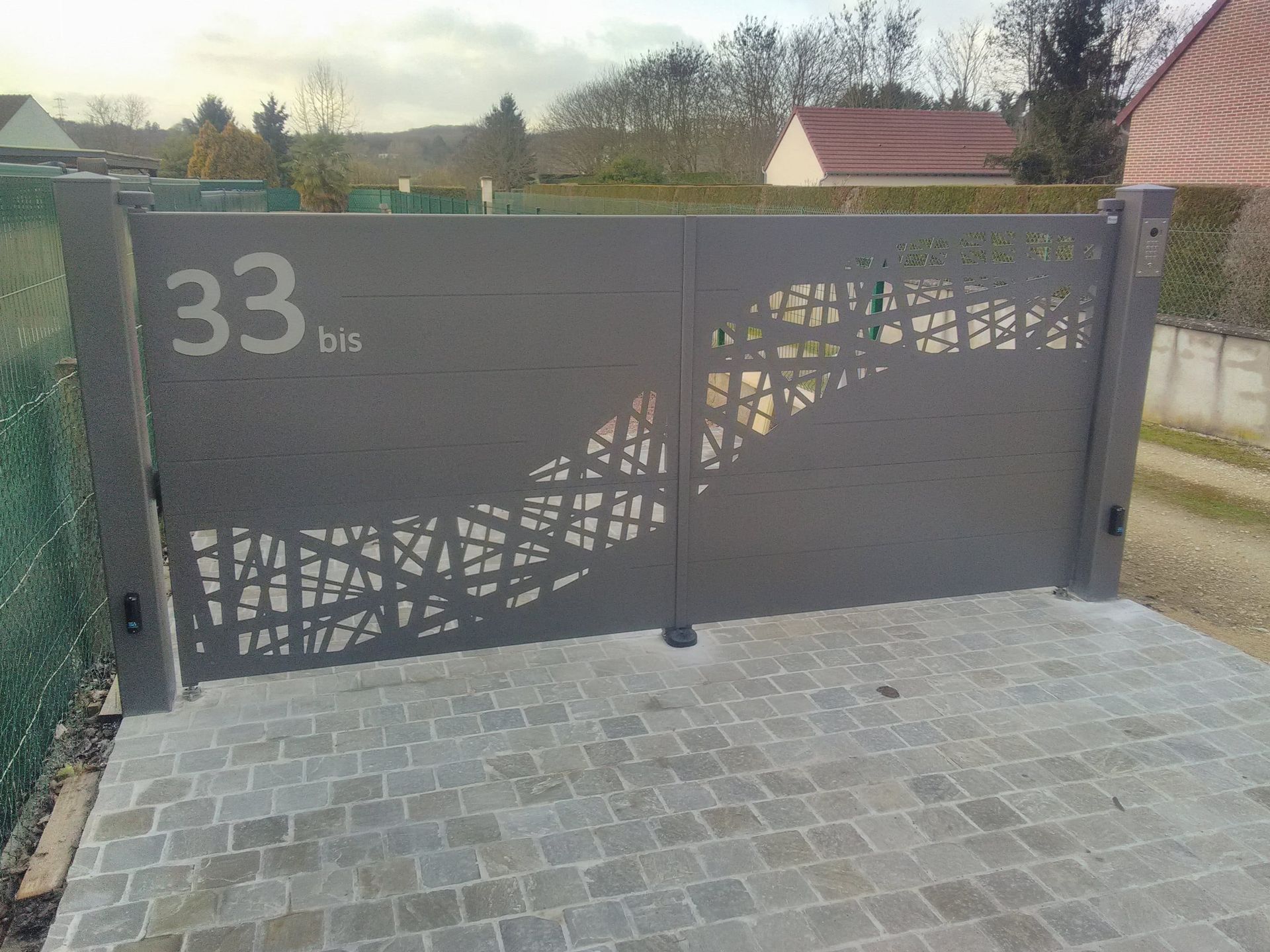 Portail gris avec le numéro 33 dessus