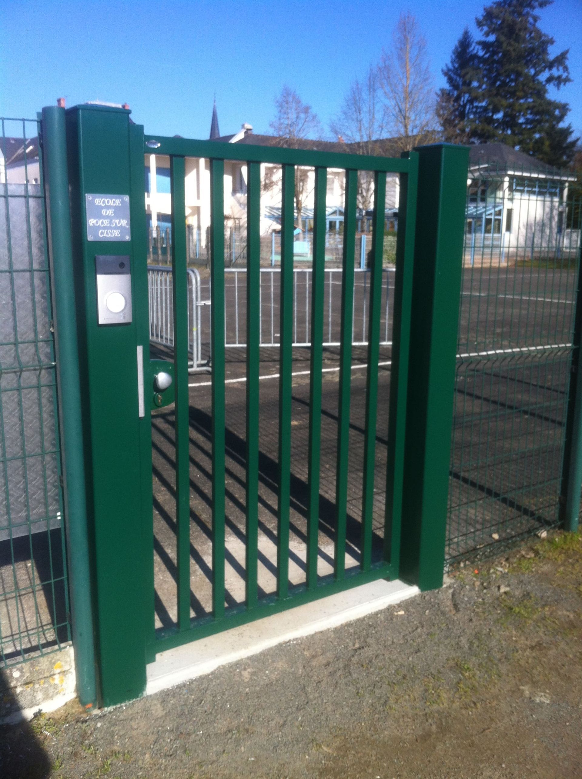 Portillon vert d'une école