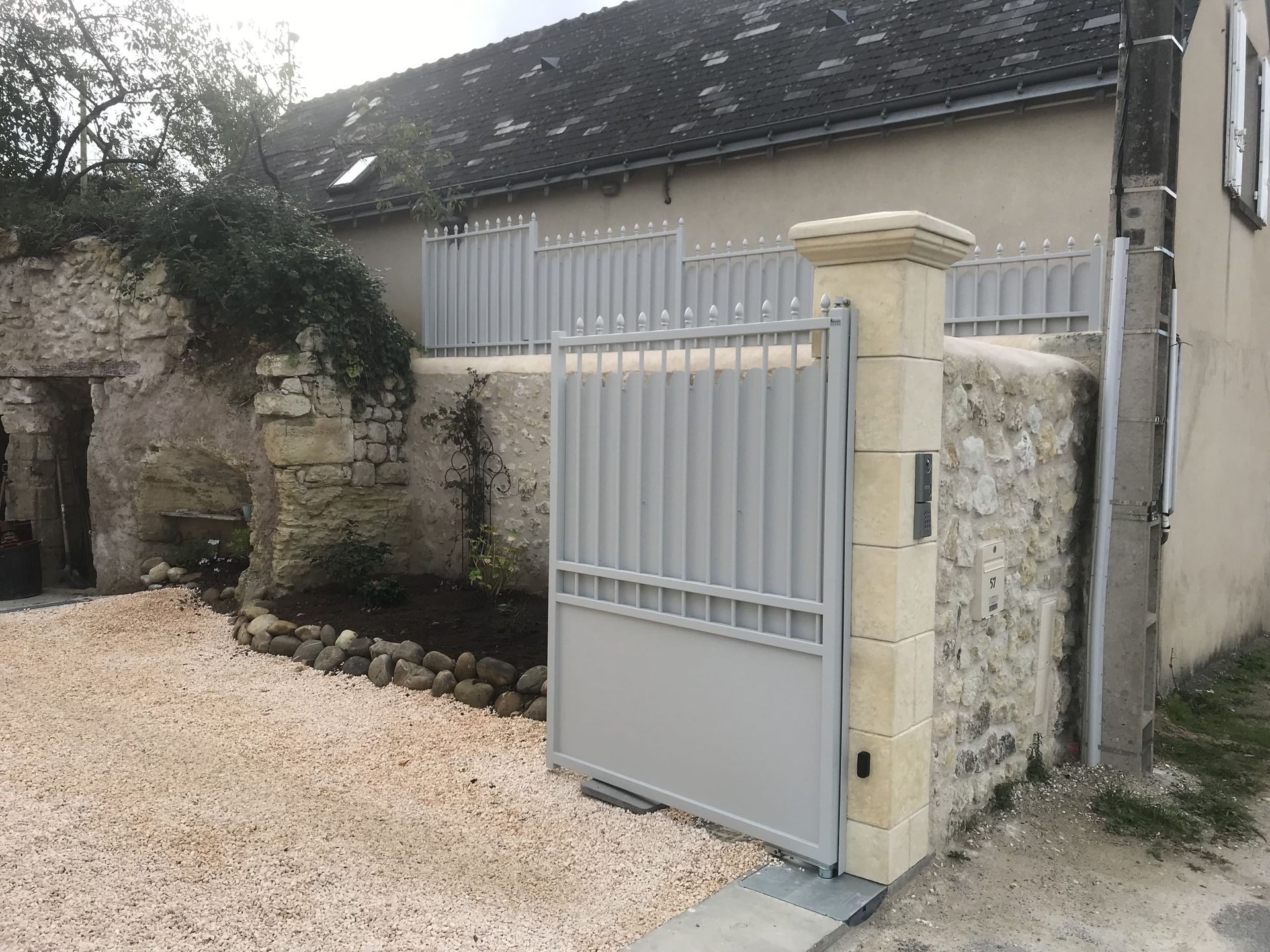 Portail en fer ouvert