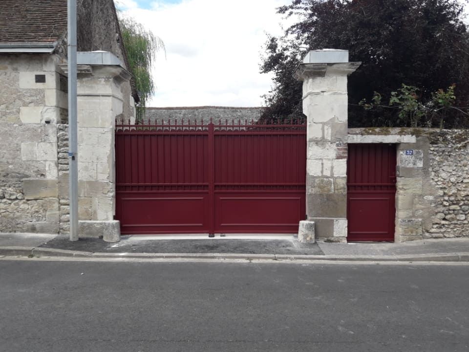 Portail rouge assorti à la boîte aux lettres