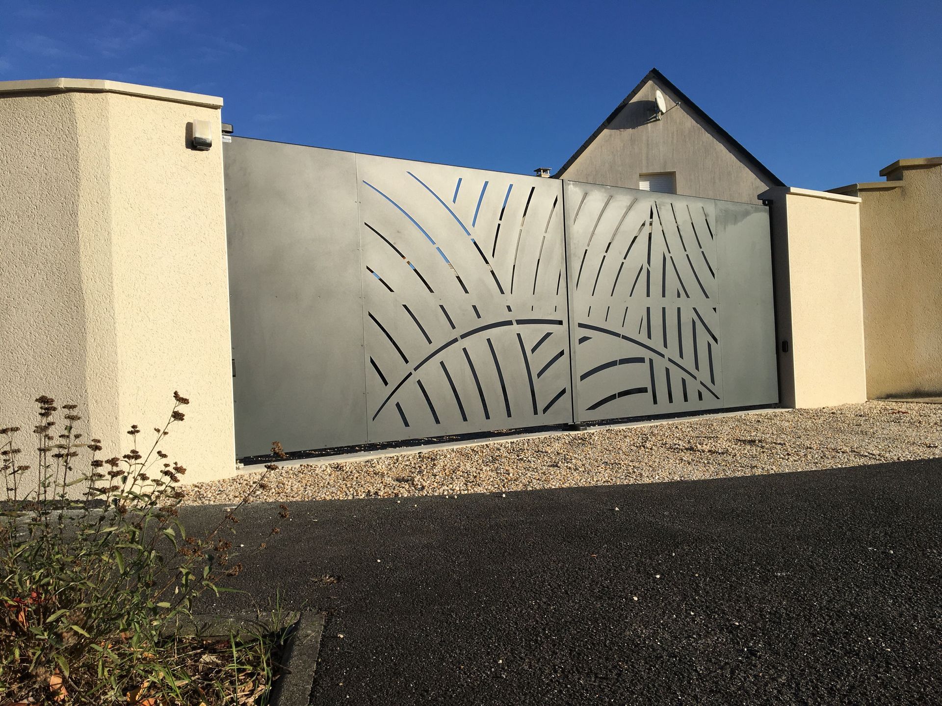 Portail noir mat avec motifs de lignes gravé dedans