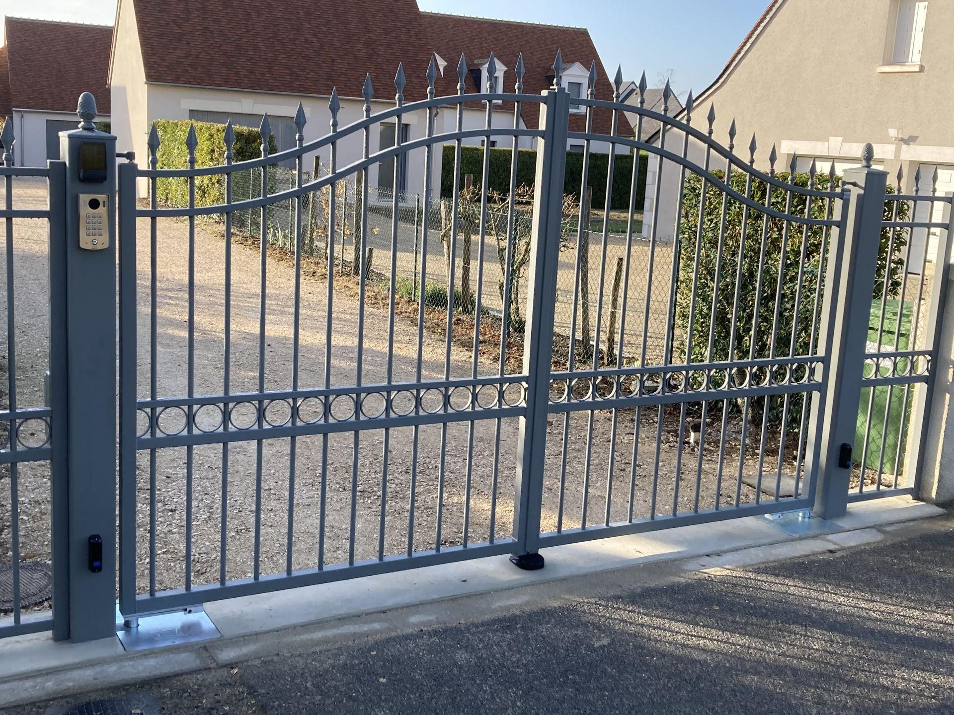 Portail bleu gris avec un interphone