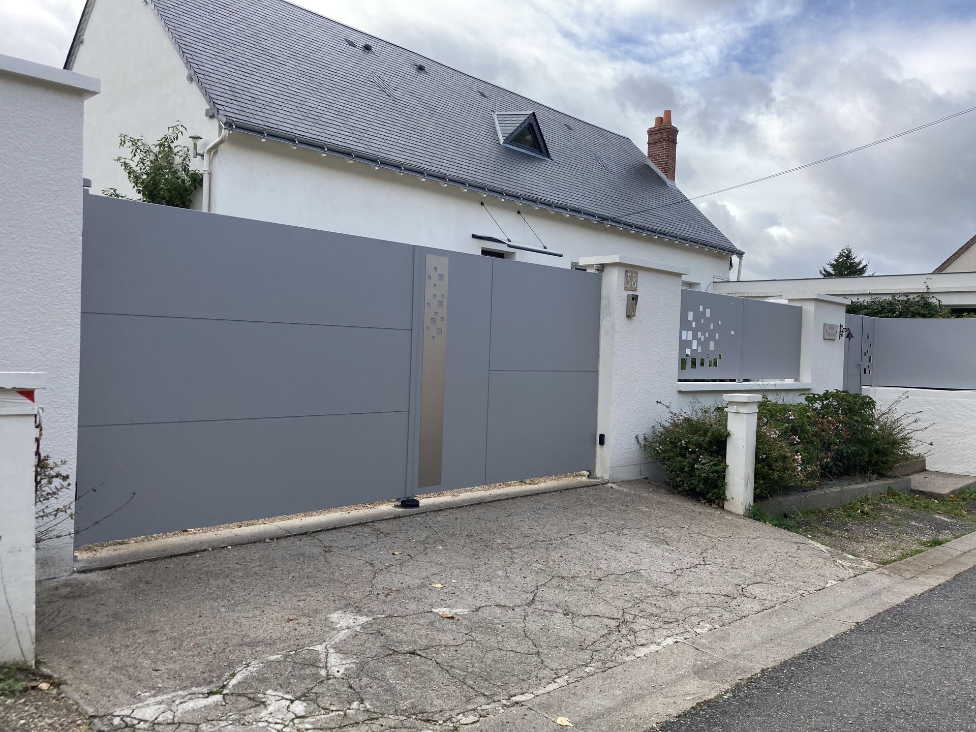 Ensemble de portail et clôture gris avec des carrés