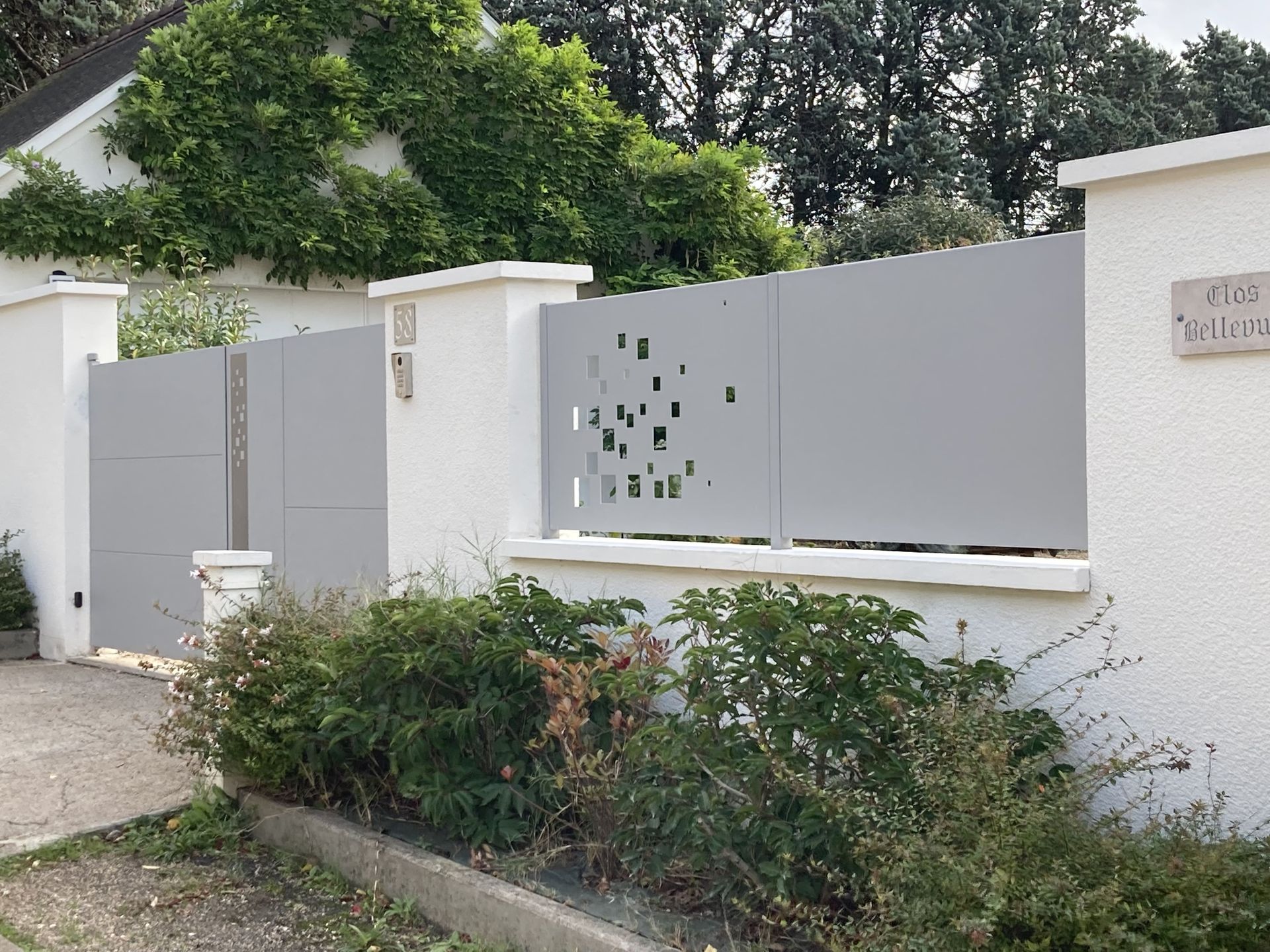 Clôture gris clair avec des carrés gravés dedans