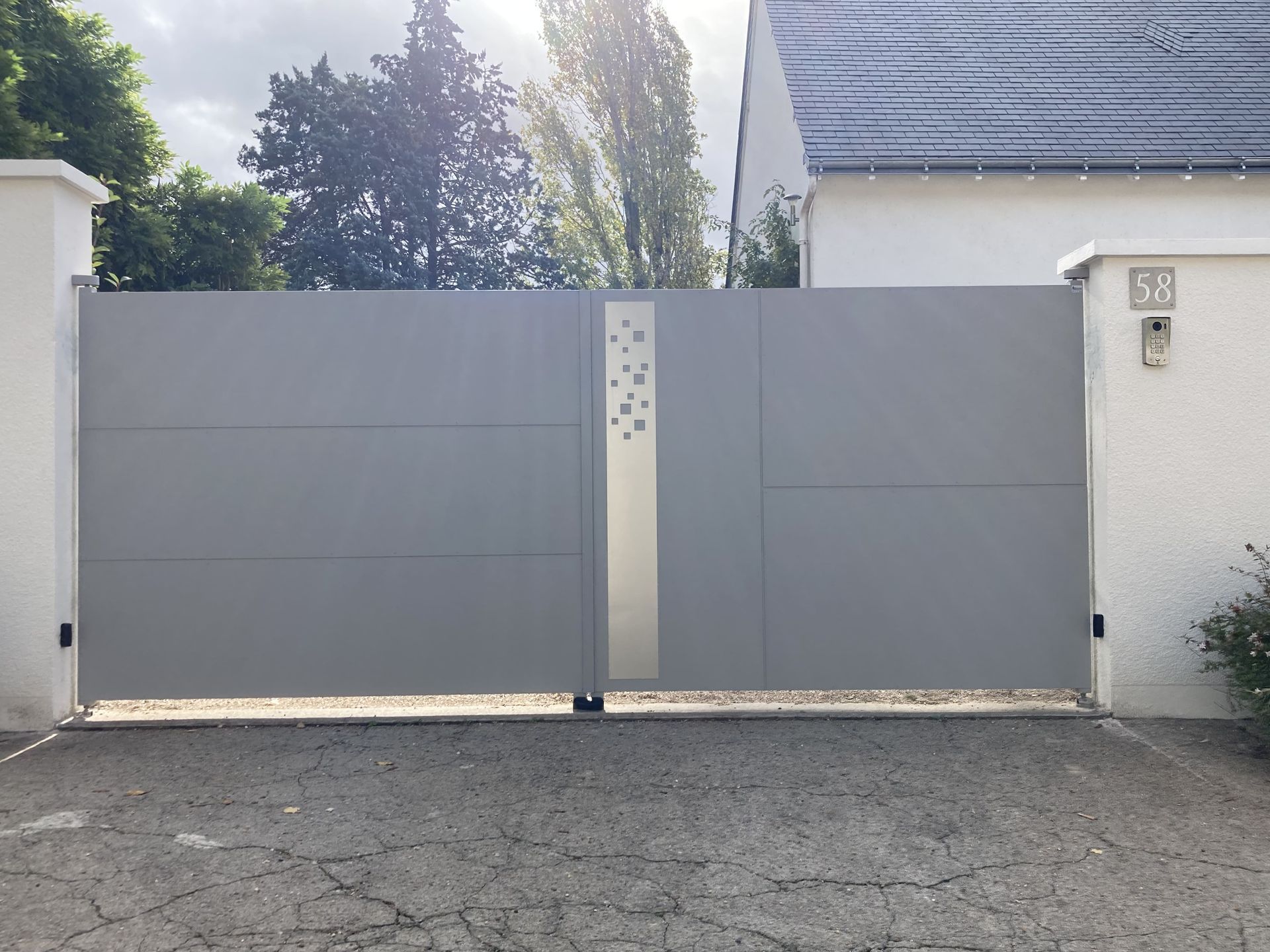Portail en alu gris avec barre métallique de décoration au milieu