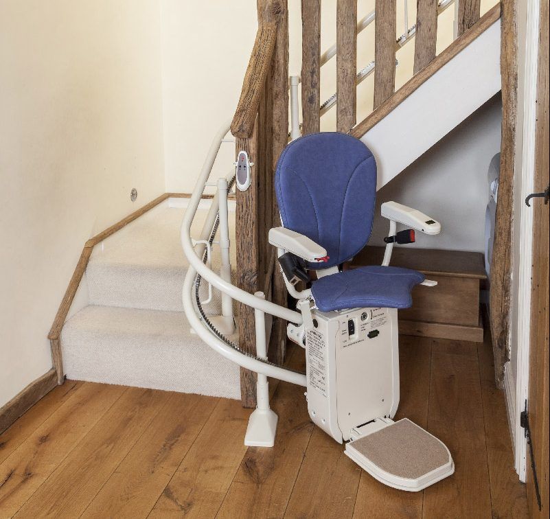 monte escalier bleu avec ceinture de sécurité