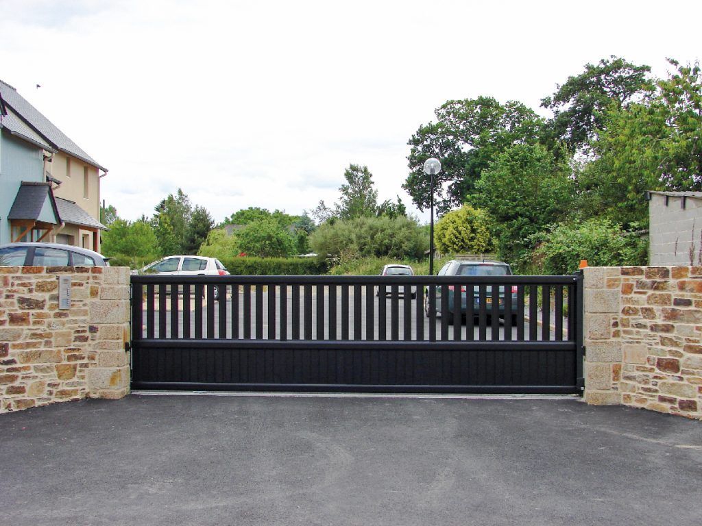 Grand portail coulissant noir