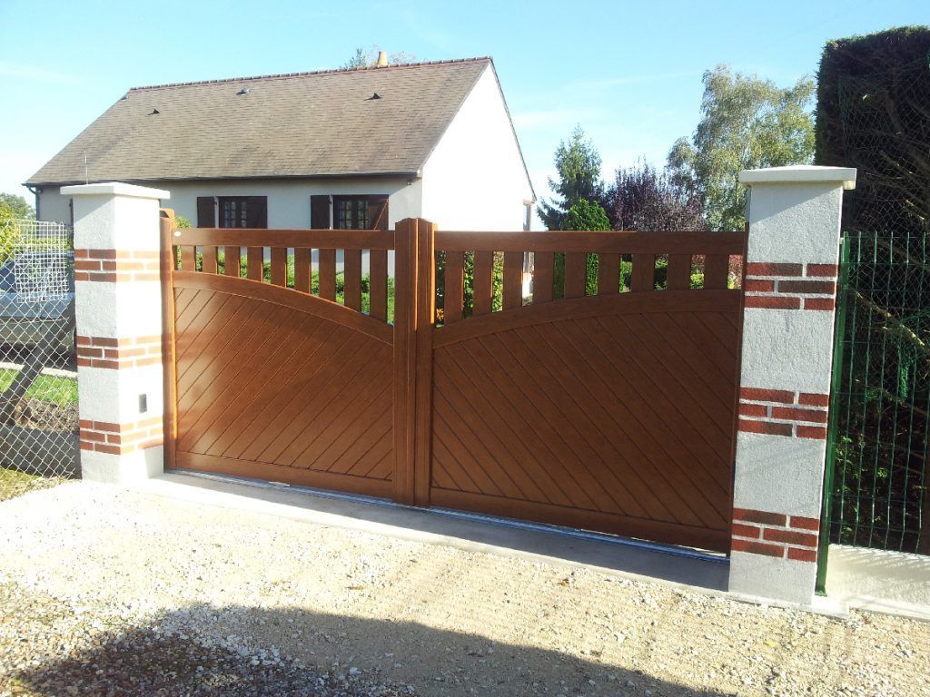 Portail en bois marron