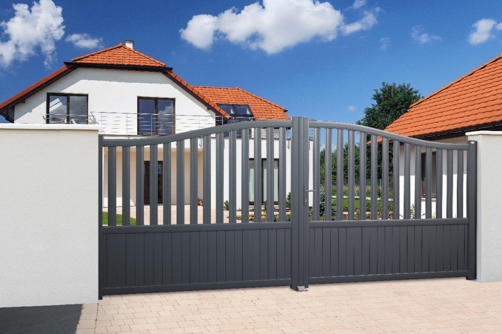 Portail d'une maison en tuiles orange