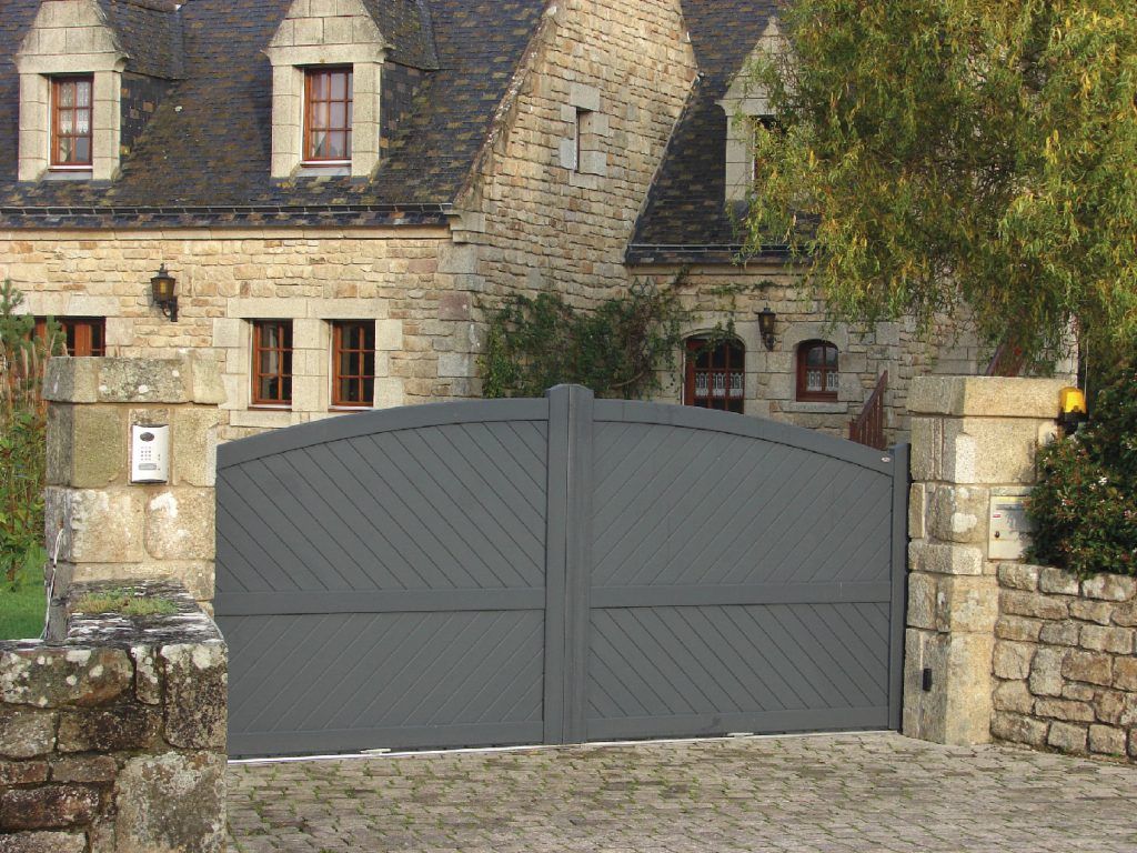 Portail gris d'une maison en pierre