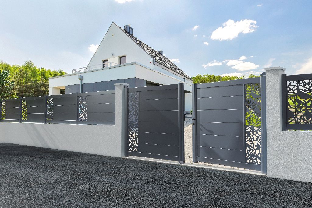 Portail et clôture assorti avec des motifs gravés dedans
