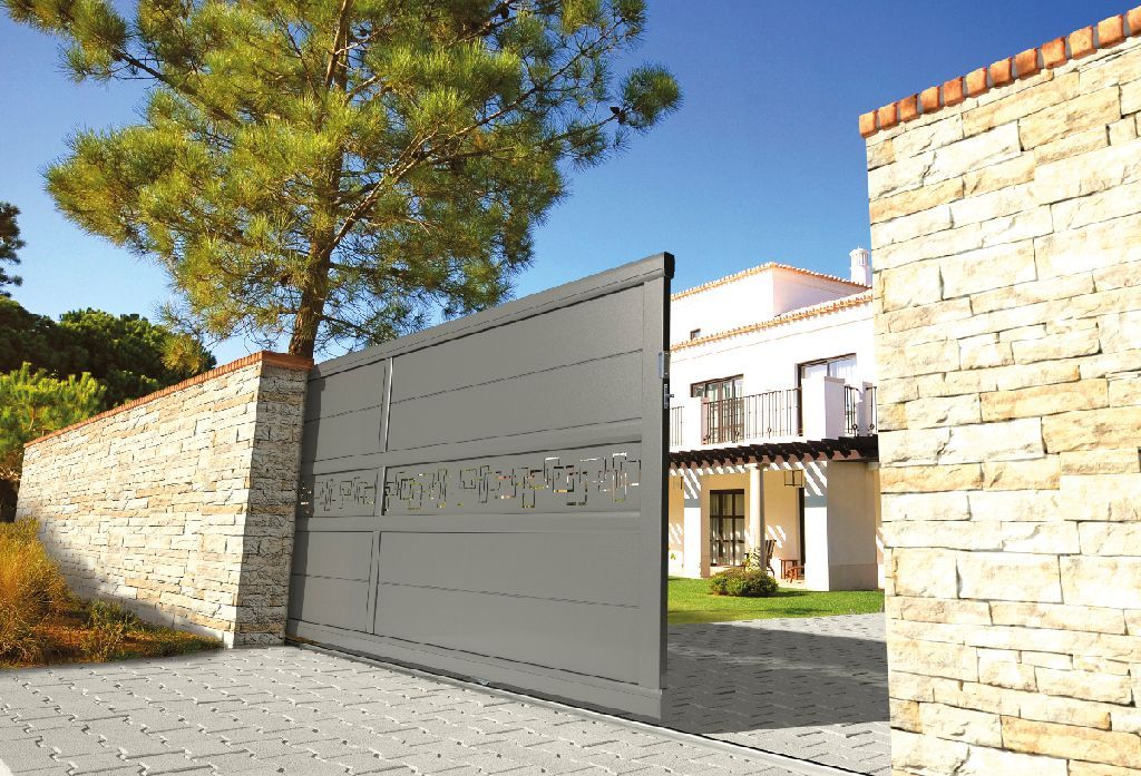 Portail s'ouvrant vu du  sol