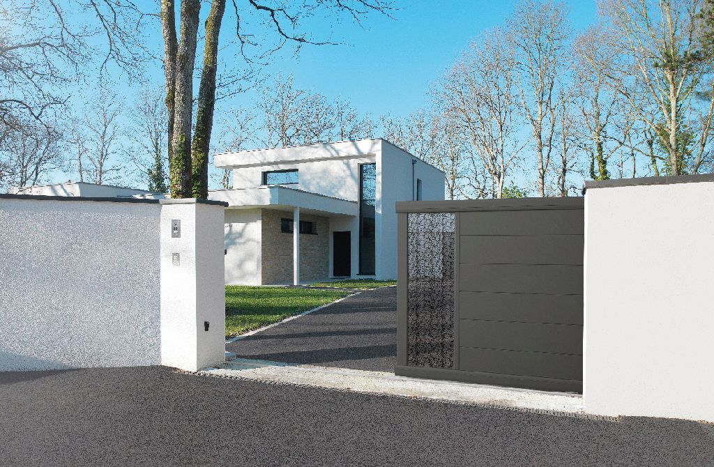 Portail coulissant d'une maison blanche