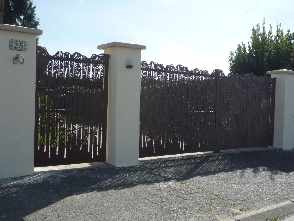 Portail design en alu noir