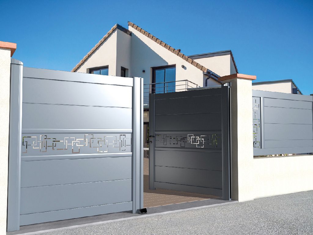 Poertail entrouvert noir avec des motifs dedans et clôture assorti