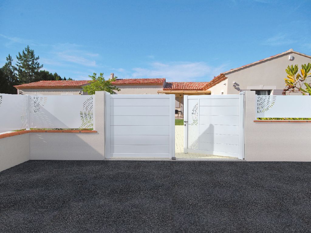 Portail battant et clôture blanche