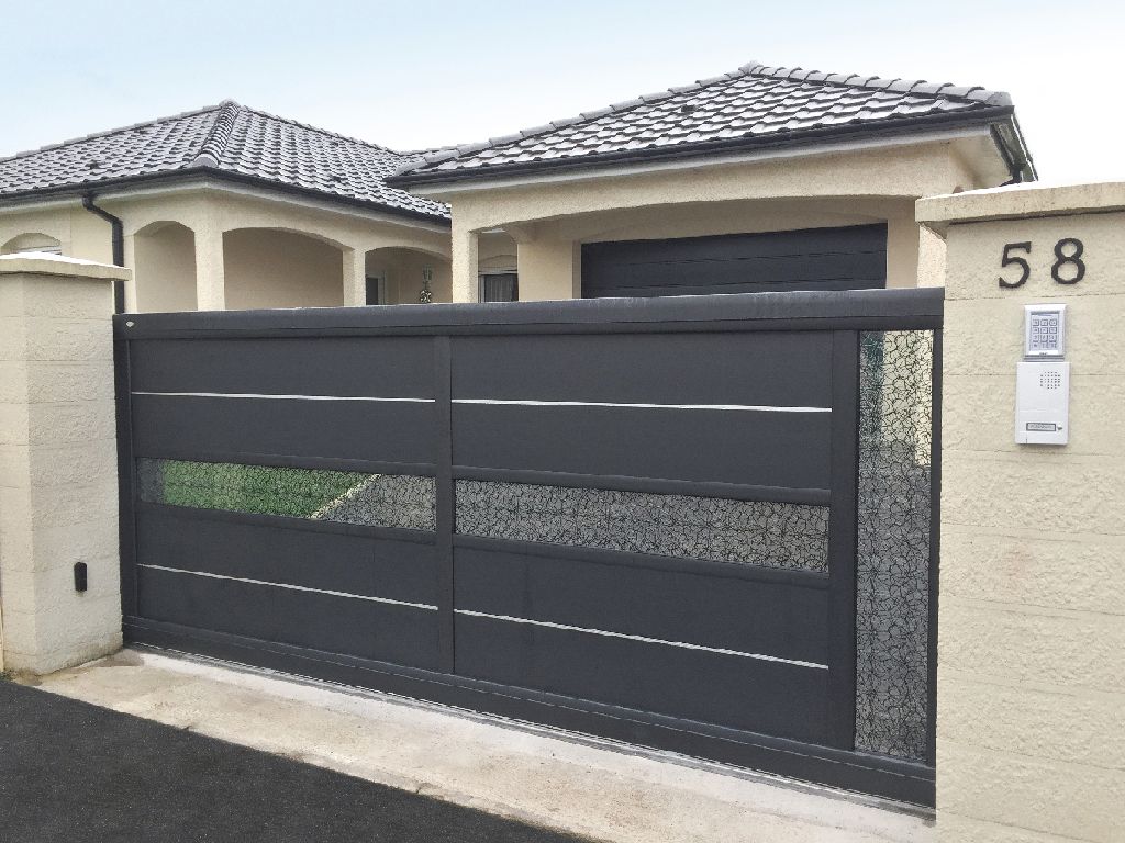 Portail avec motifs de dentelle de la maison numéro 58