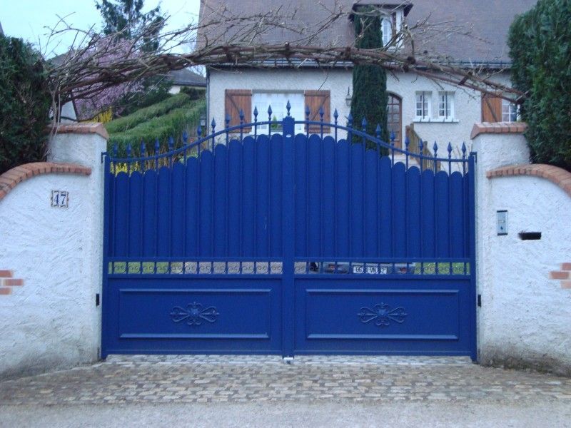 Portail en fer bleu électrique